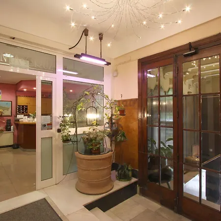 Santacruz Hotel *